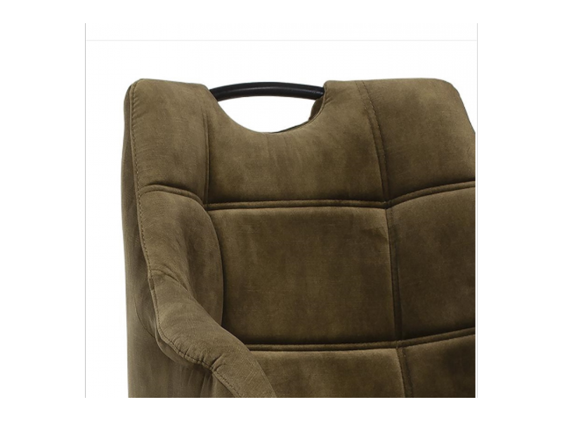 Eetstoel Athur, die is bekleed met de onderhouds vriendelijke velours stof Adore.