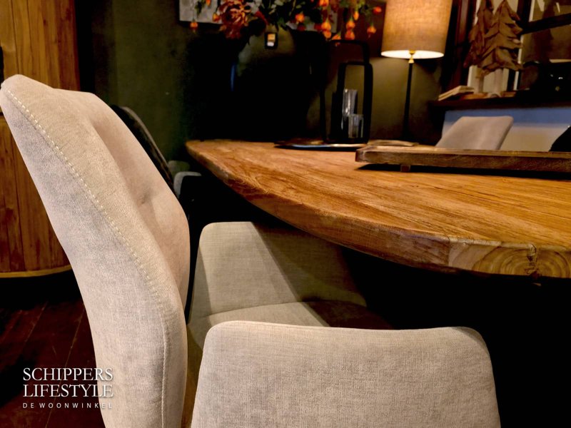 Teakholz-Esstisch Nahaufnahme