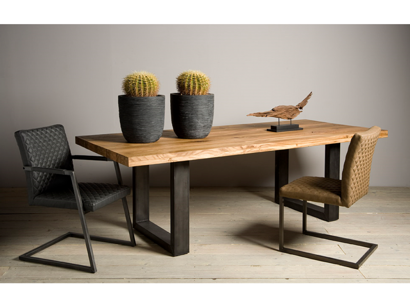 eikenhouten tafel met stalen frame