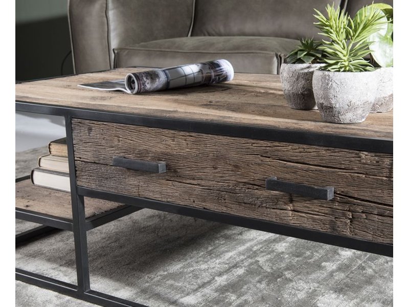 Salontafel Dakota van gerecycled oud hout gecombineerd met zwart staal