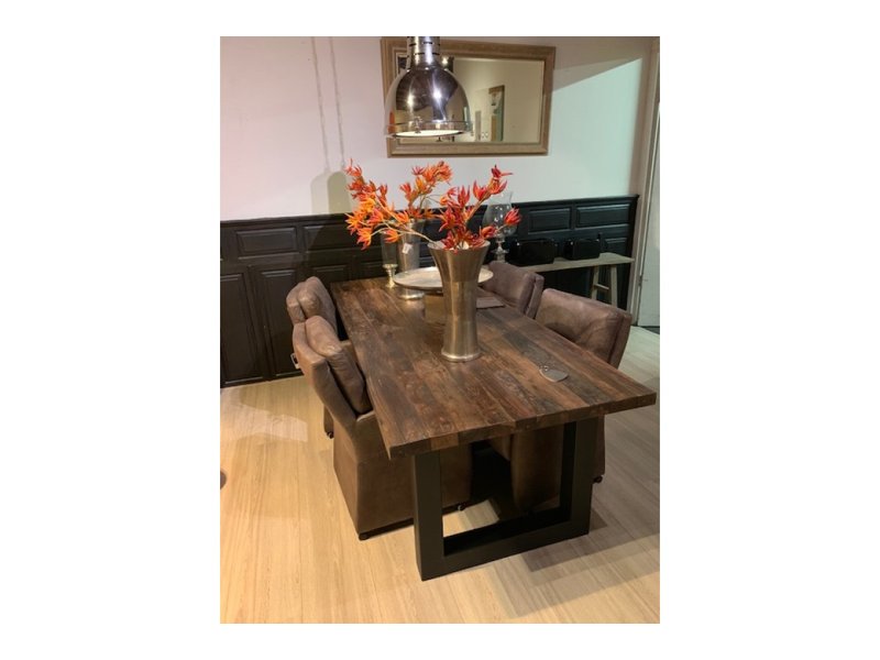 De Ankie eetkamertafel wordt op een ambachtelijke wijze gemaakt uit voornamelijk oud hout