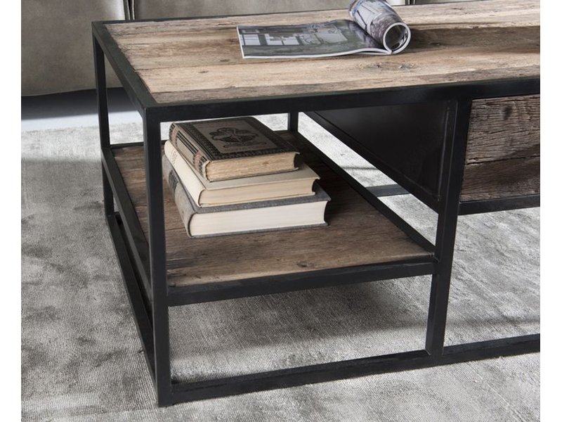 Salontafel Dakota van gerecycled oud hout gecombineerd met zwart staal