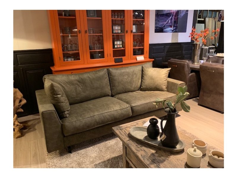 Bank mit Stahlbeinen